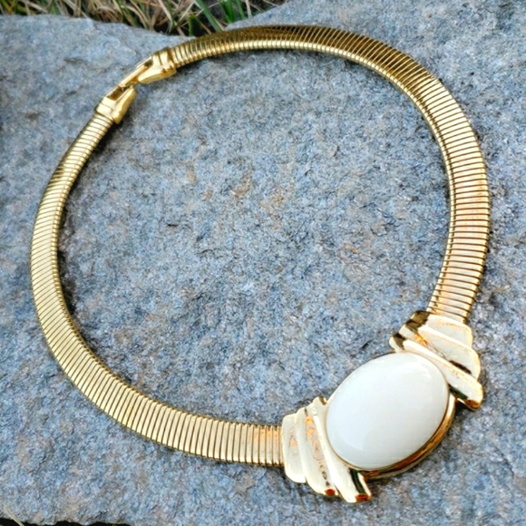 VTG Trifari Egyptian Revival Lucite Cabochon Gold Omega Chain Collar Necklace - Picture 6 of 13